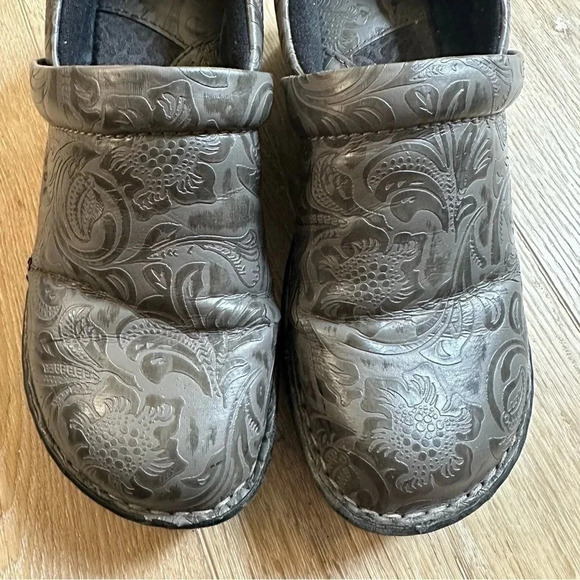 B.O.C. Born Concepts Peggy Grey Slip On Western Embossed Clog Sz 8 GUC - Picture 3 of 14